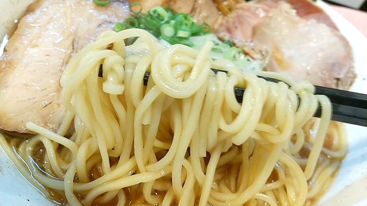 秋田市人気ラーメン「とんぼ庵」の麺リフト。中盛無料が嬉しい。