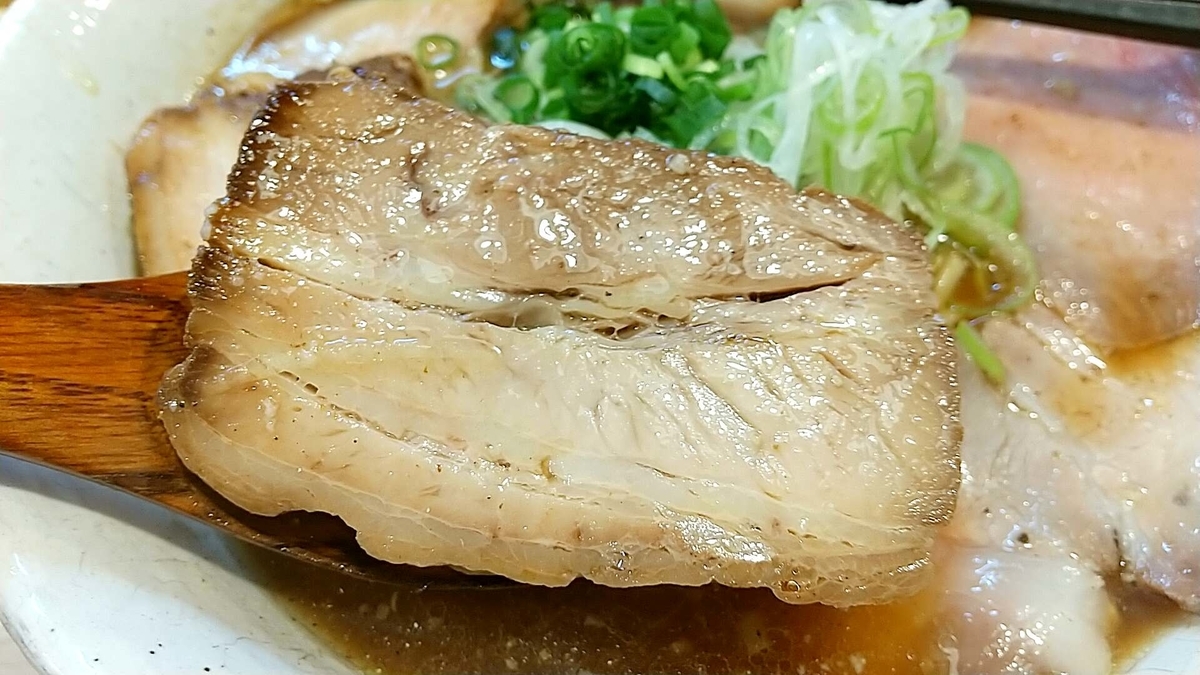 秋田市「とんぼ庵」のチャーシュー麺。３種類のチャーシューがデカ美味い！