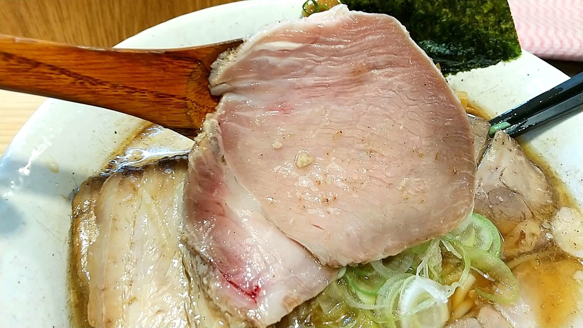 秋田市で人気ラーメン「とんぼ庵」のレアチャーシュー。しっかり味付きで美味い！