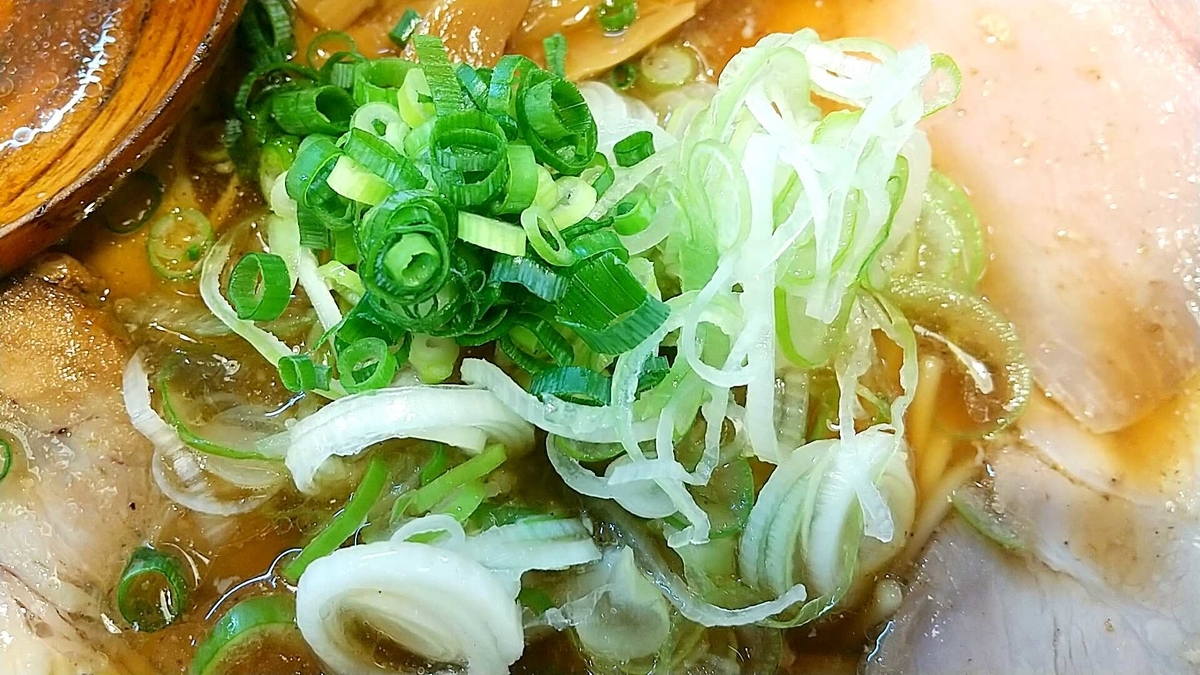 秋田市「とんぼ庵」で人気のラーメン。ネギは重厚な中華そばのオアシス。