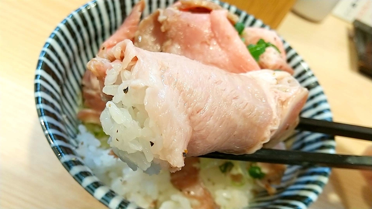 秋田市ラーメン「とんぼ庵」のレアチャーシュー丼。塩ダレでメシが進む絶品！