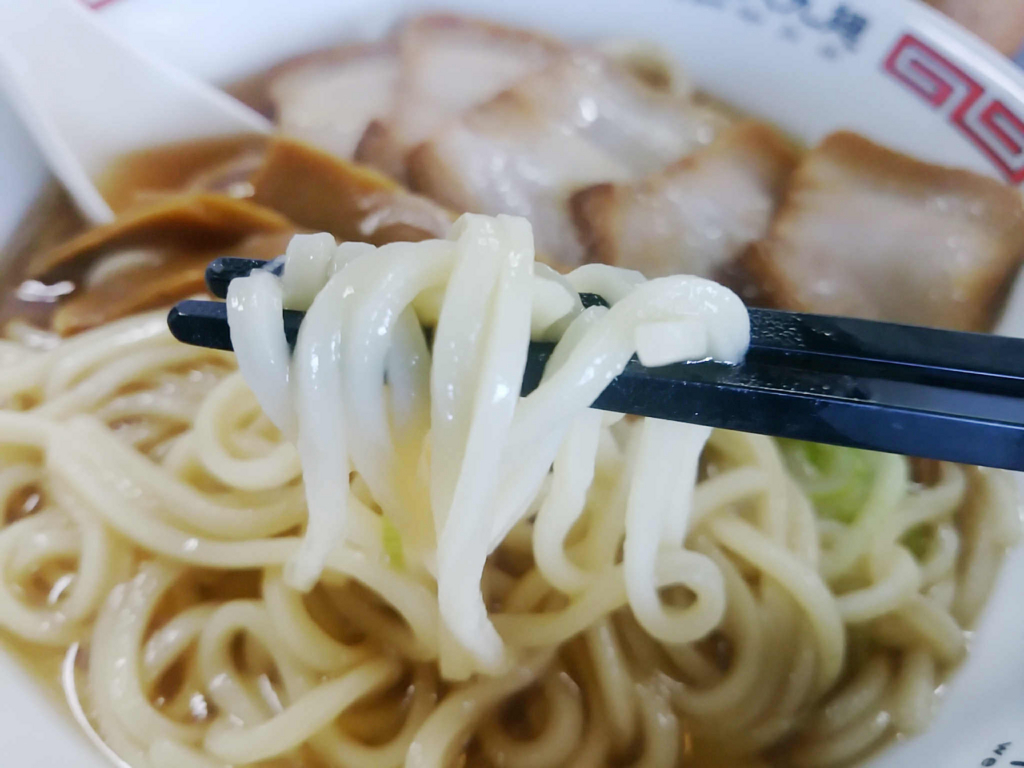 大館市「ラーメン孝百」の麺リフト。かん水少なめ？中華麺っぽさが少ないです。