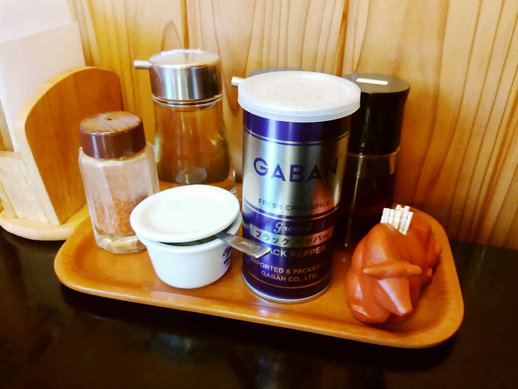 大館ラーメン「あさり」の卓上調味料。