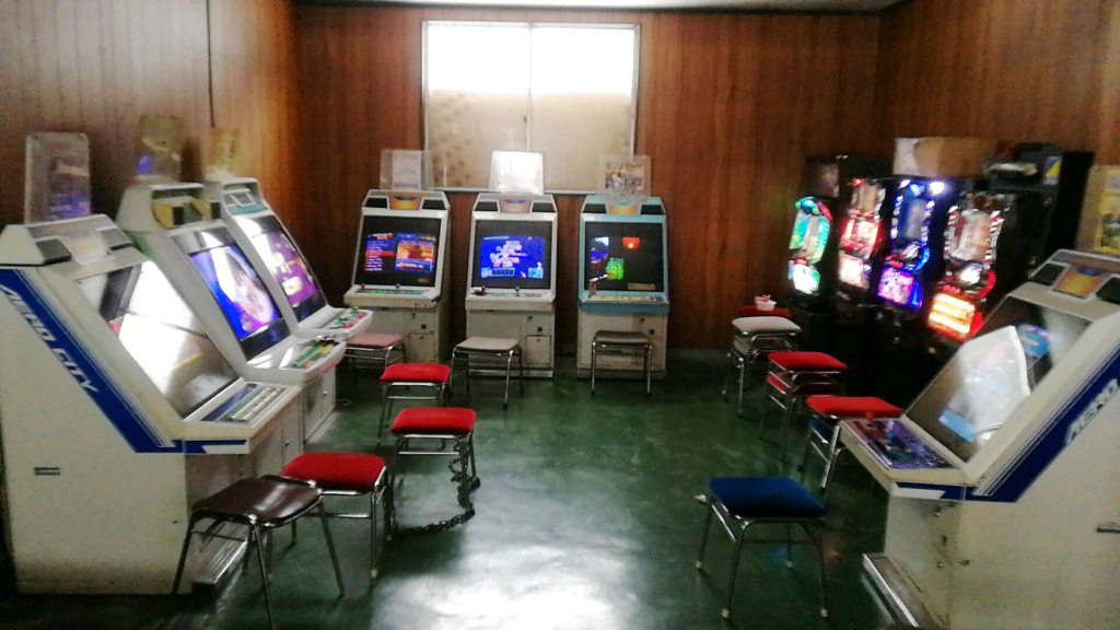 秋田県仙北市の「雲沢ドライブイン」のゲームコーナーが昭和すぎるｗ