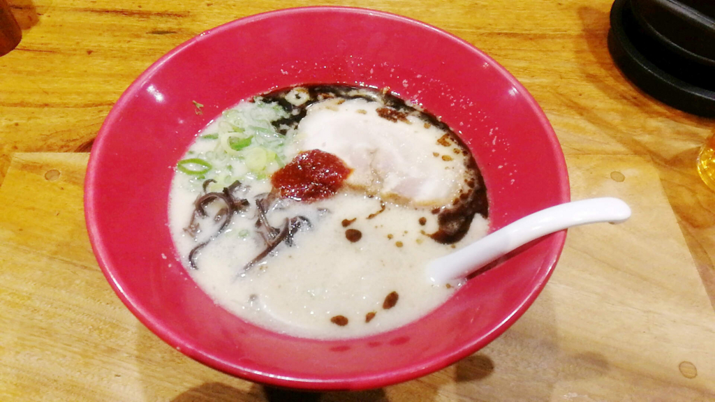 ラーメンチェーン「一風堂」の人気メニュー赤丸新味。濃厚で癖になりますね。