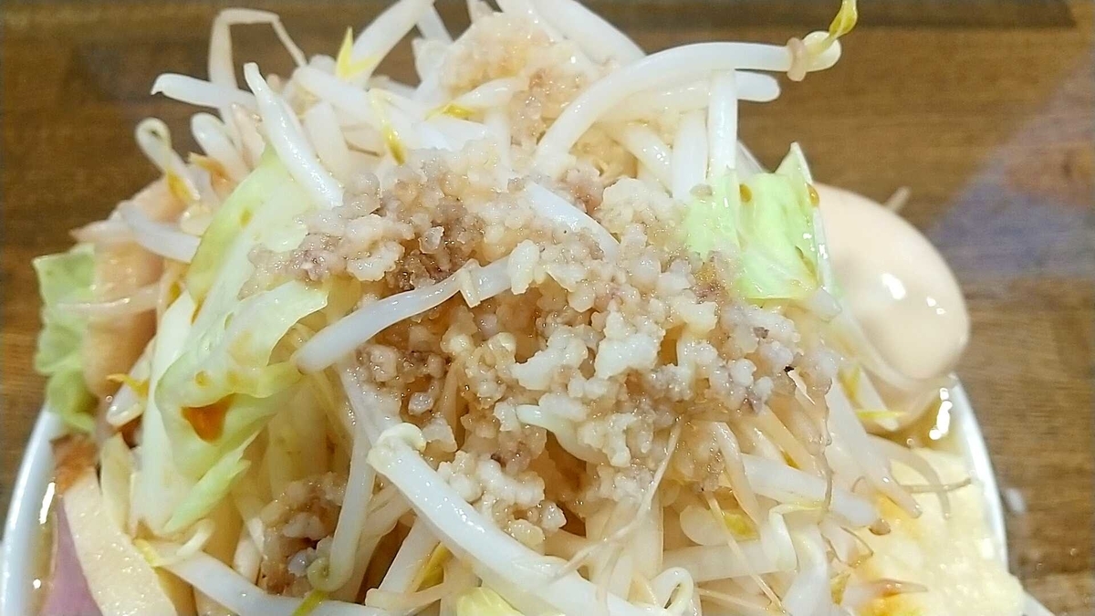 ラーメン男寿狼R13、二郎系のアブラ増し。豚の背脂が乗ってきます。