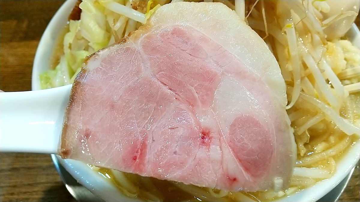 ラーメン男寿狼R13の二郎系。レアチャーシューもガッツリ美味しい！