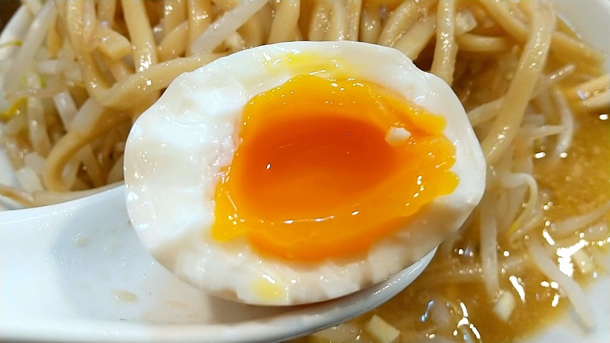 ラーメン男寿狼R13の二郎系。味玉トロトロ！最初から付いてくるのが嬉しい！