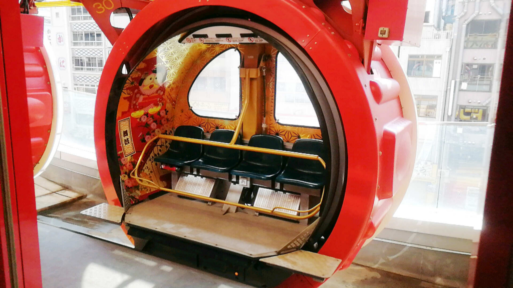 大阪道頓堀ドン・キホーテの観覧車のゴンドラ写真。