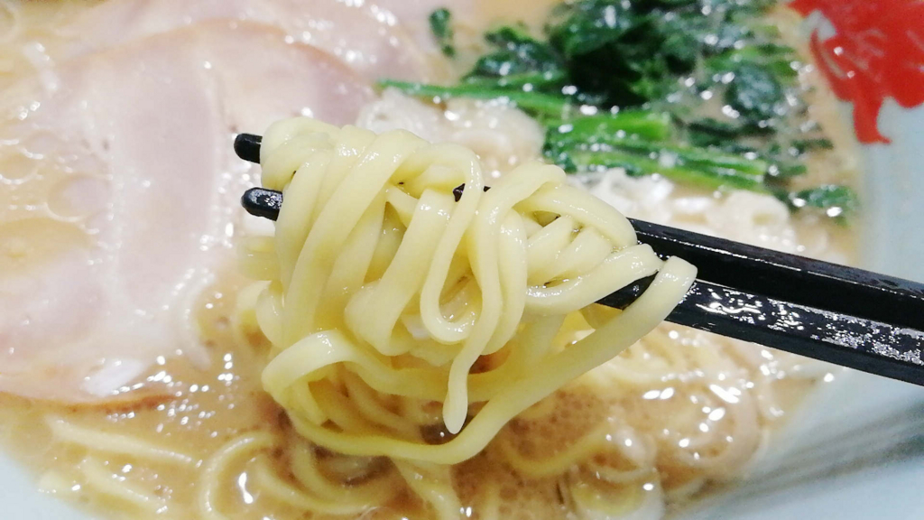 山岡家のインスタント袋麺。改良前の麺リフト。