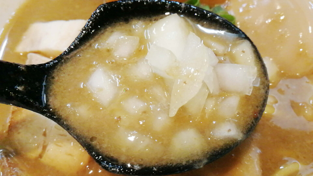 ラーメンMOSH、特濃ラーメンは刻みタマネギがアクセント！