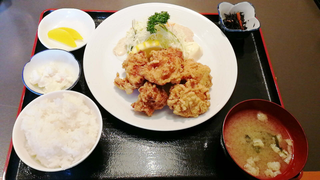 大仙市「大曲食堂」の唐揚げ定食。ご飯と味噌汁おかわり自由!
