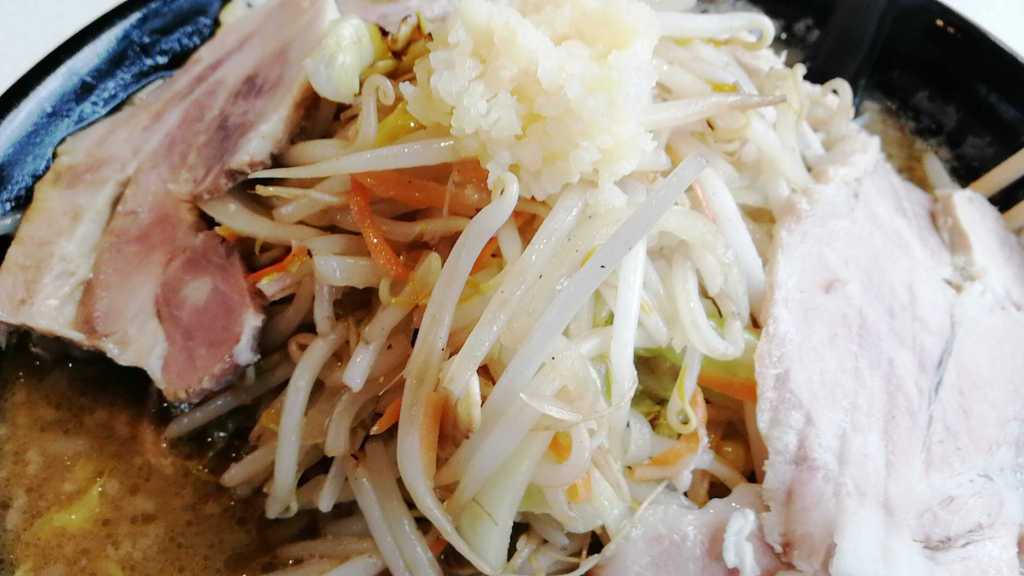 「味噌麺屋 無弐」の二郎系っぽいラーメン。野菜は炒め野菜です。。