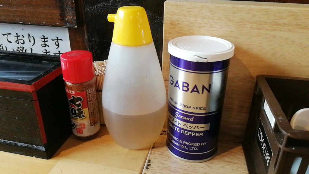 大仙市「自家製麺 佐藤」の卓上調味料