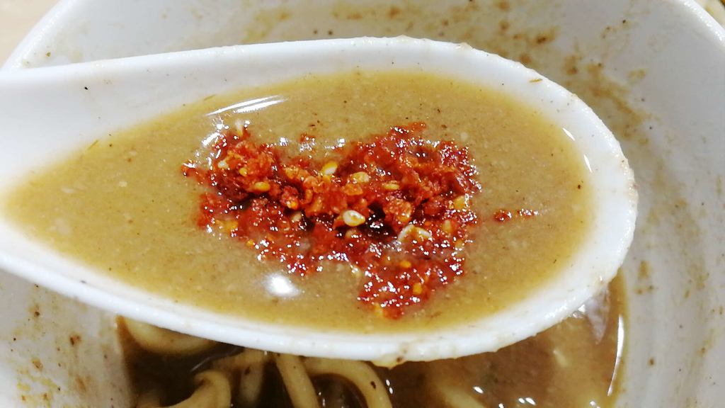 人気ラーメン「六厘舎」の辛味はエビ風味です。