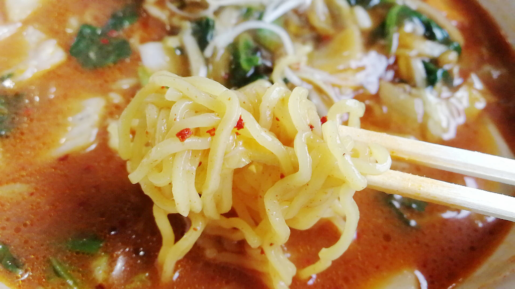 「らーめん笑」のドンパンラーメン。固めの縮れ麺にあんかけが絡みつく！