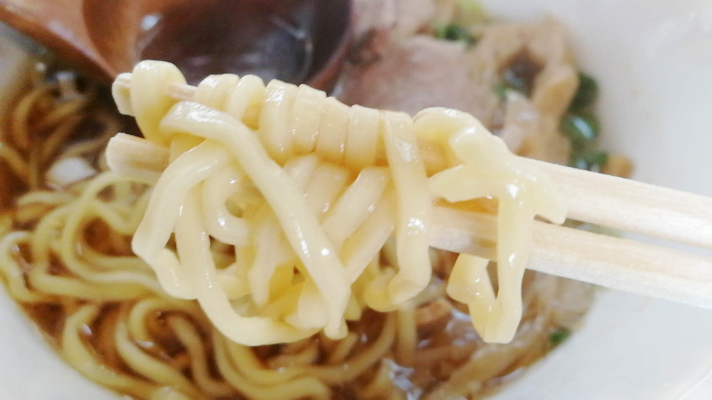 大仙市「中華そば de 小松」の麺リフト。モッチリ平打ち麺が美味しい！