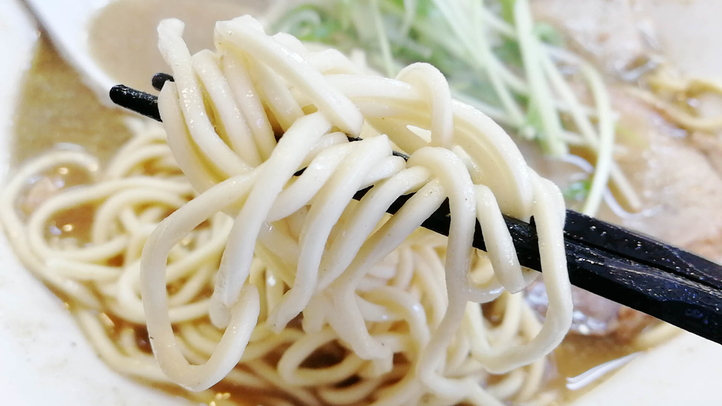 本荘市ラーメン「松韻」の中華そばの麺リフト。ボキボキ食感で特徴的！