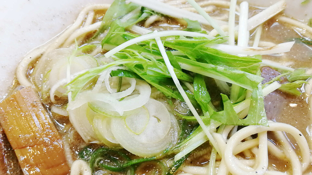 本荘ラーメン「松韻」の煮干中華。水菜とネギが良い仕事してます。