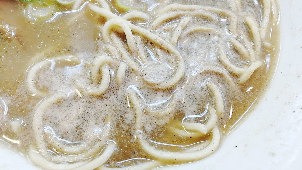 本荘ラーメン「松韻」の卓上調味料。白コショウが合う中華そばです。