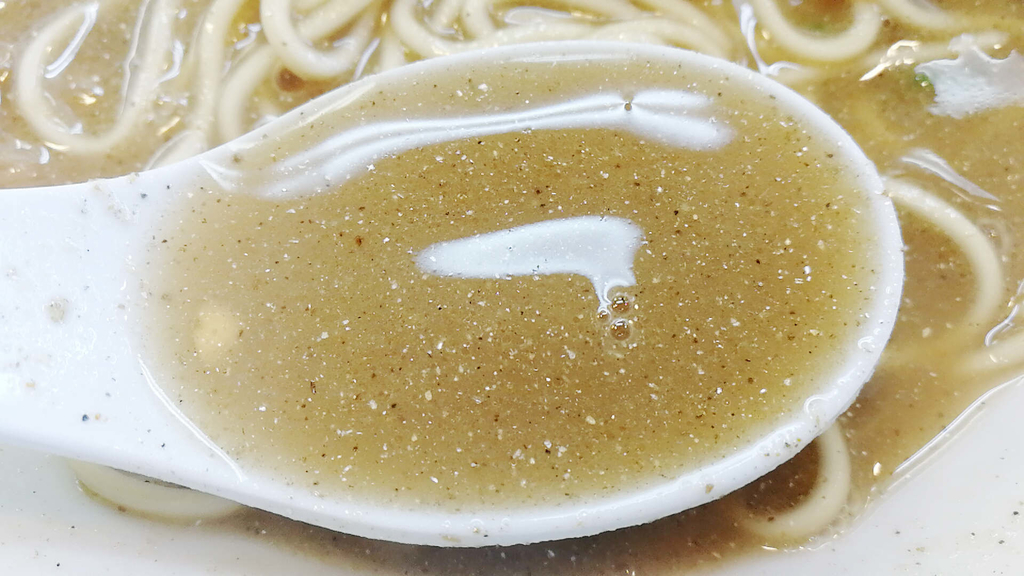 本荘ラーメン「松韻」の煮干そば（こってり）は食べ進むと味が変わる？