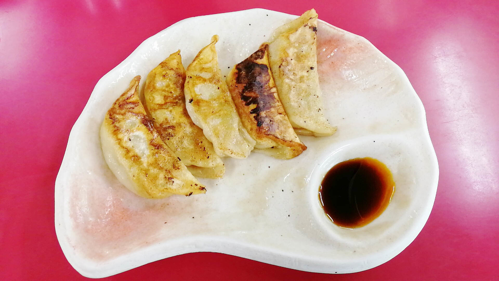 ラーメンショップ弘前。餃子は薄皮でジューシー！