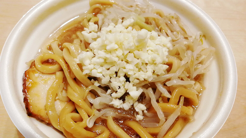 セブンの豚ラーメン。生ニンニクをチョイ足しで、さらに美味しいよ!