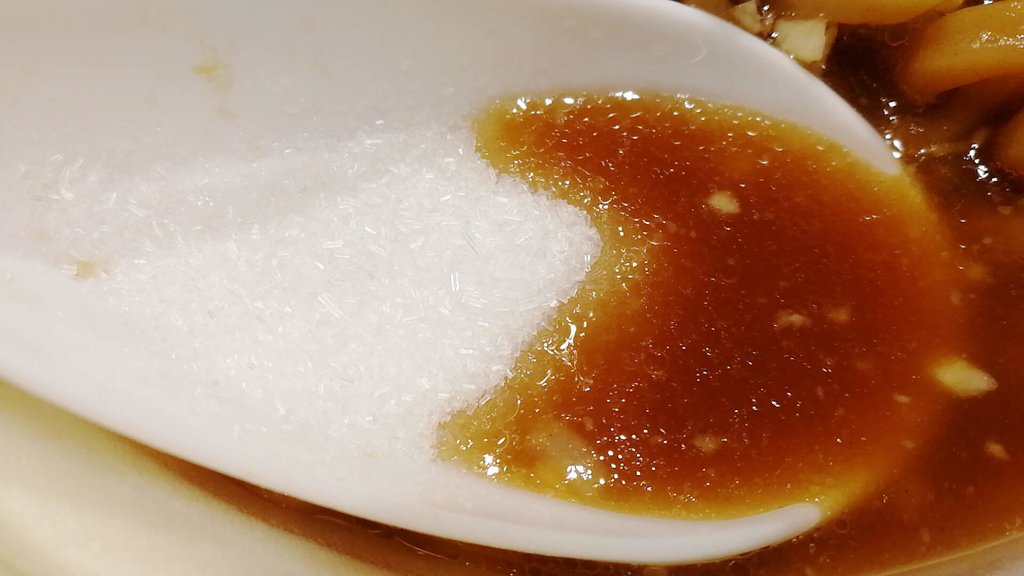 セブンの豚ラーメン。物足りない方は化学調味料を増しましょう!