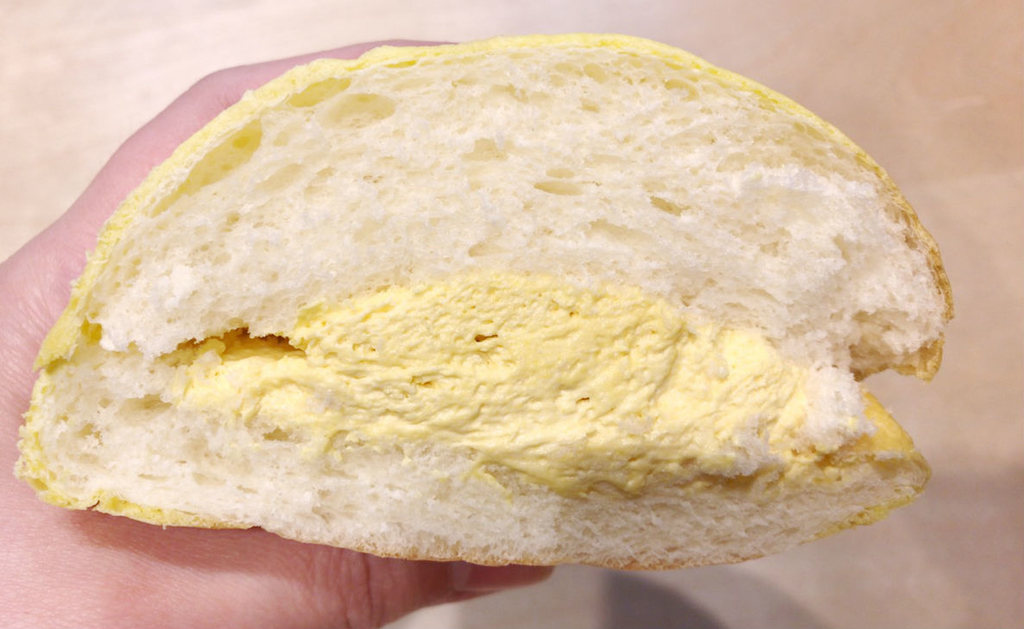 横手市「フレンドール」ではカボチャパンの断面図。クリームたっぷり!