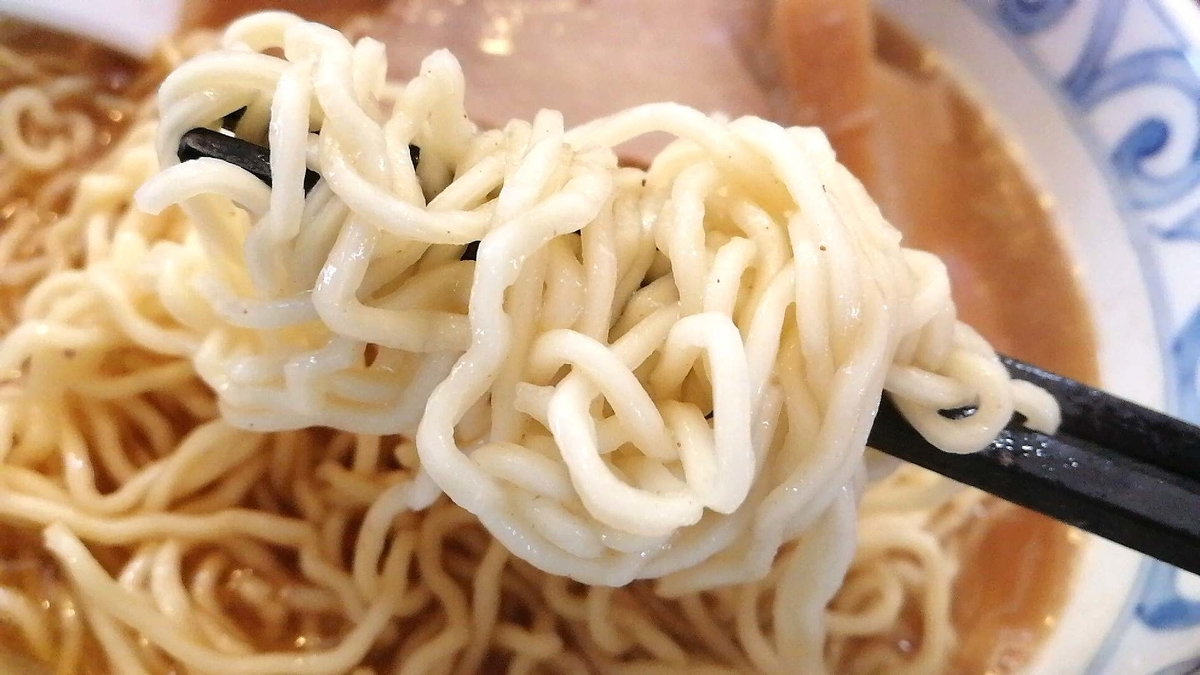 大仙市人気ラーメン「十郎兵衛」の麺リフト。ポキポキめの中太麺。