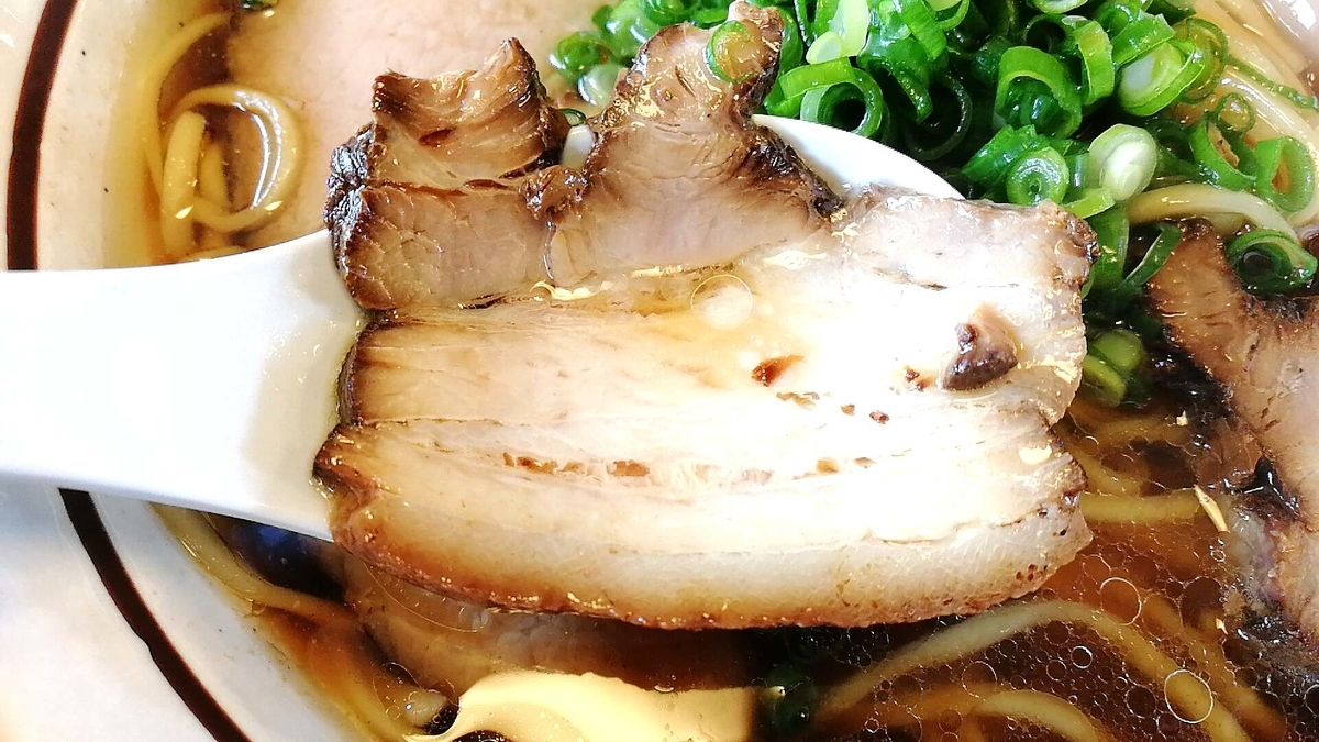 秋田の人気ラーメン「BASSOどりるまん」のバラチャーシュー。トロトロ。