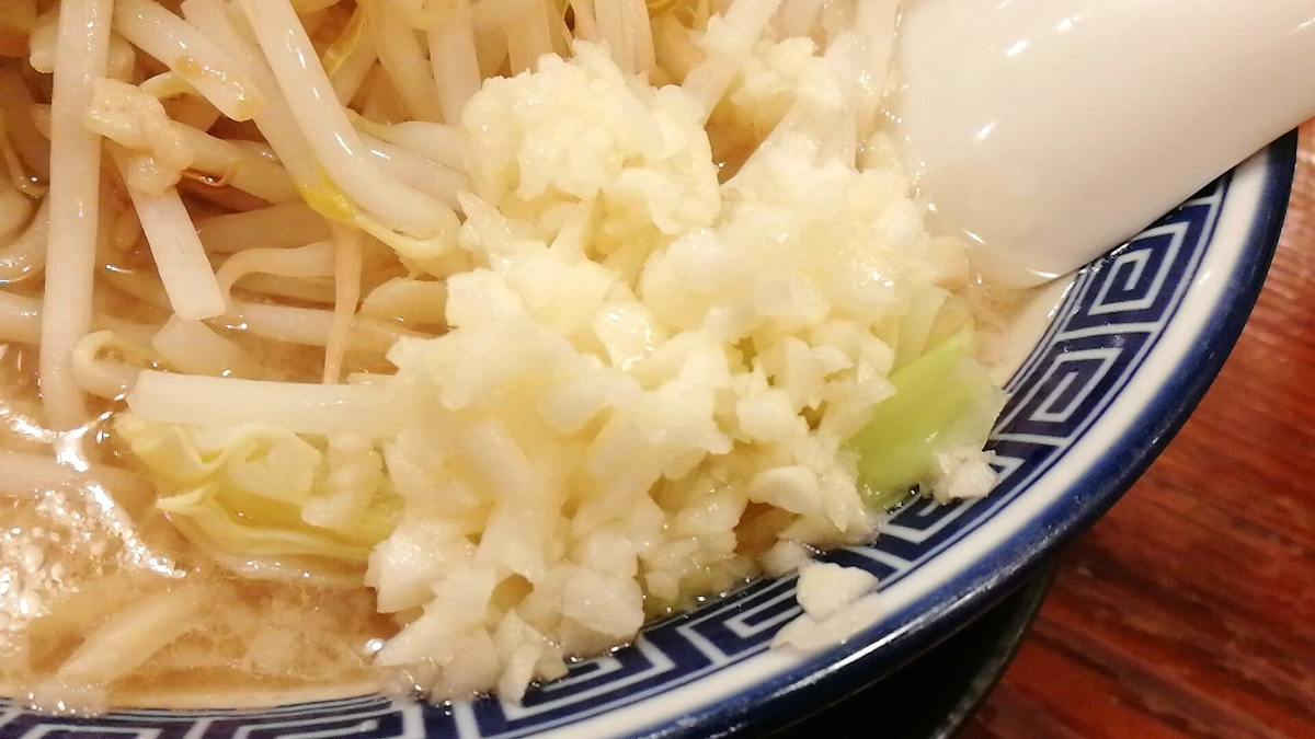 麺家くさびの二郎系ラーメン。ニンニク入れて食べましょう！