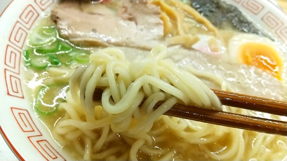 第三倉庫一撃製麺所の「こってりラーメン」麺リフト。低加水の中太麺。