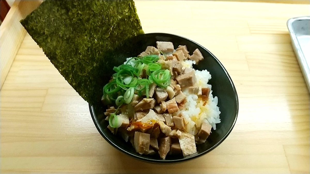 人気ラーメン「第三倉庫」のチャーシューご飯。肉肉してて食べごたえあり！