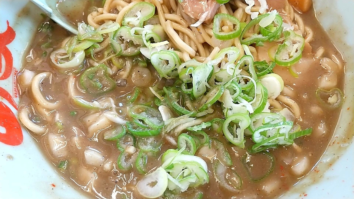 山岡家の鬼煮干しラーメンに薬味ネギトッピングが美味しい！