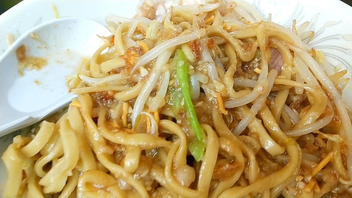 バク豚のマゼソバ。こんな「楽しい」ラーメンは秋田では希少!