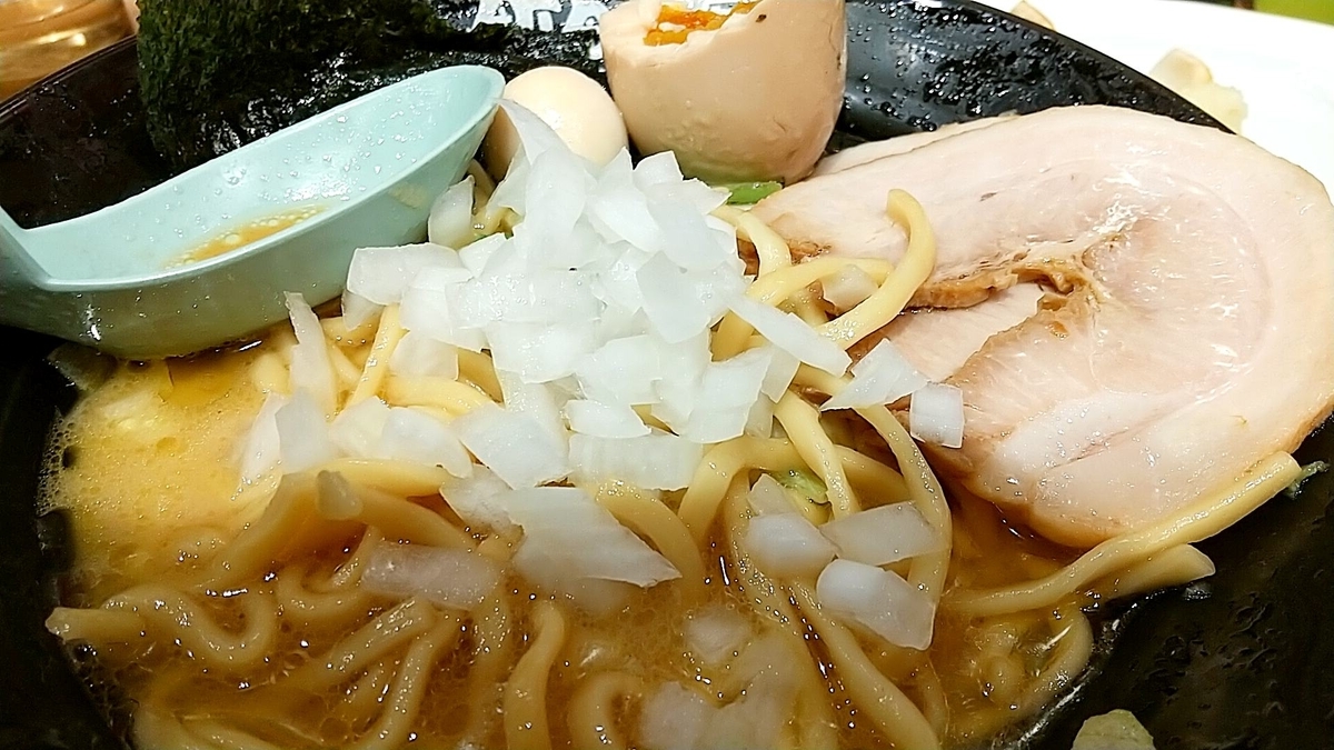 家系ラーメンにタマネギ入れて食べるの美味すぎる！