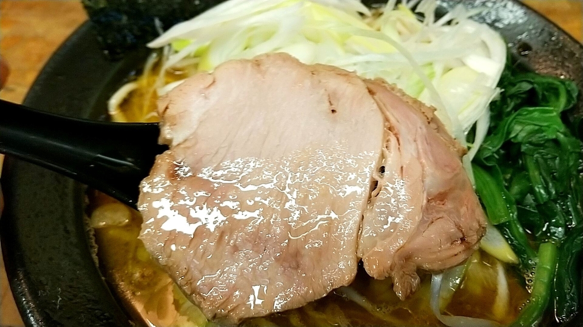 家系ラーメン傅助のチャーシュー。大ぶりで肉々しい肩ロース。