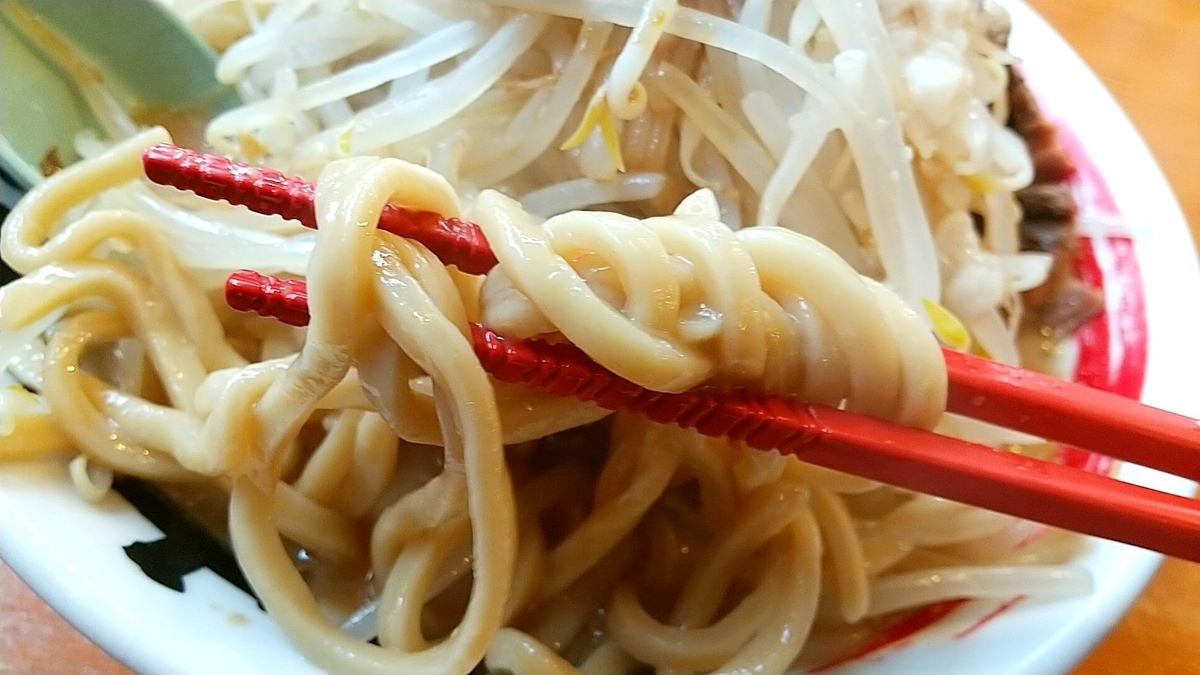 煮干センターあじとの豚そばの特製麺！ゴワゴワボキめの食感が良い！