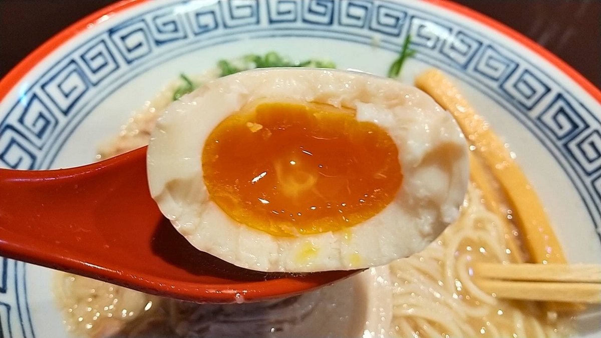 麺屋はじめ。味玉は絶妙なトロトロ！