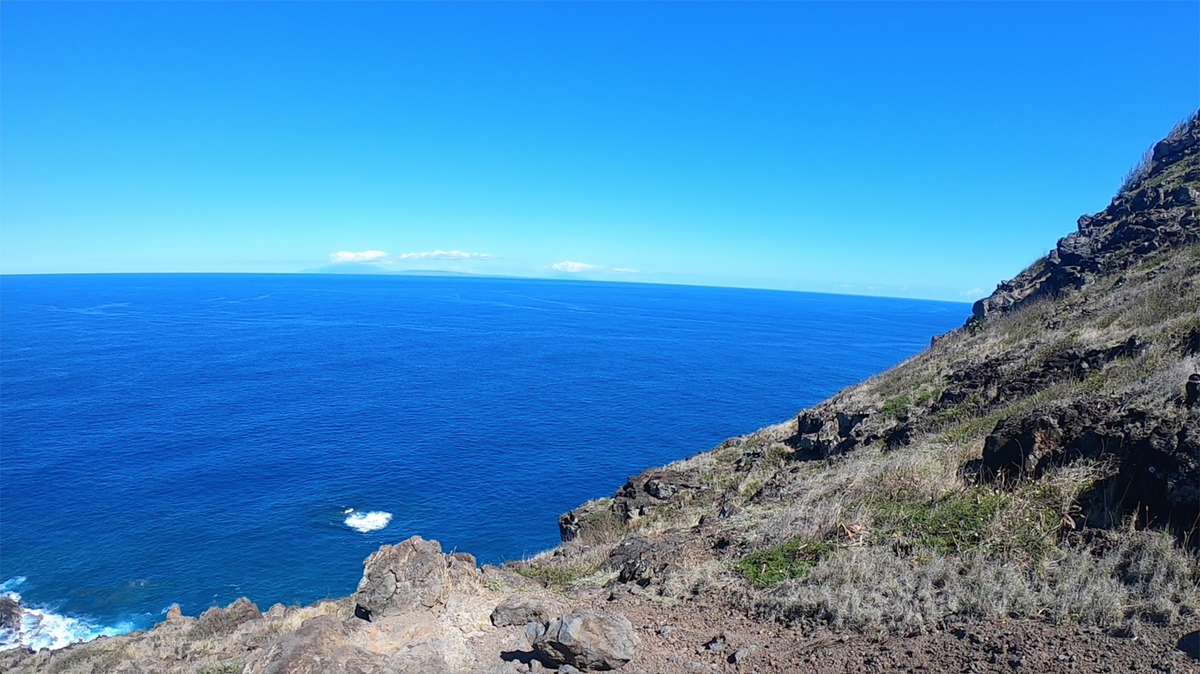 水平線奥にうっすらと離島が見える