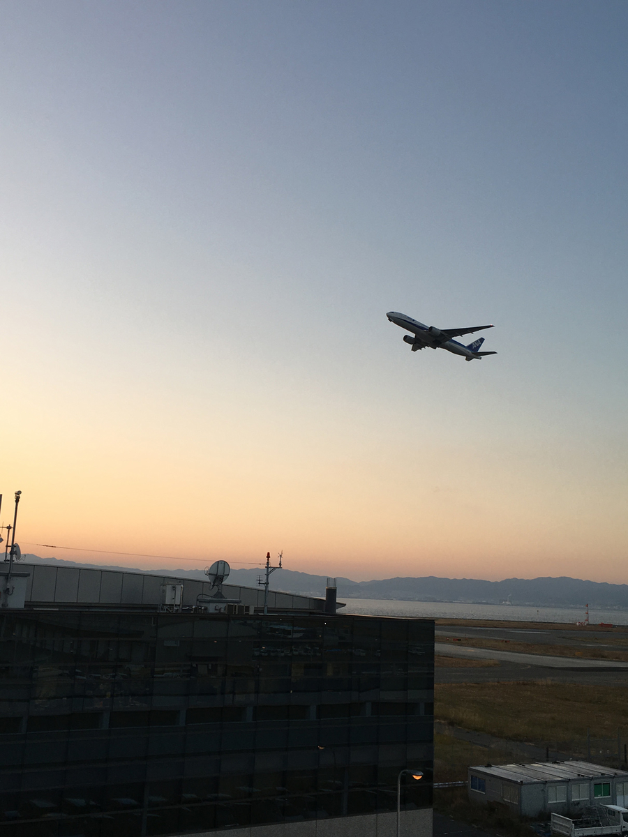 日の出前、関空からのフライトの様子