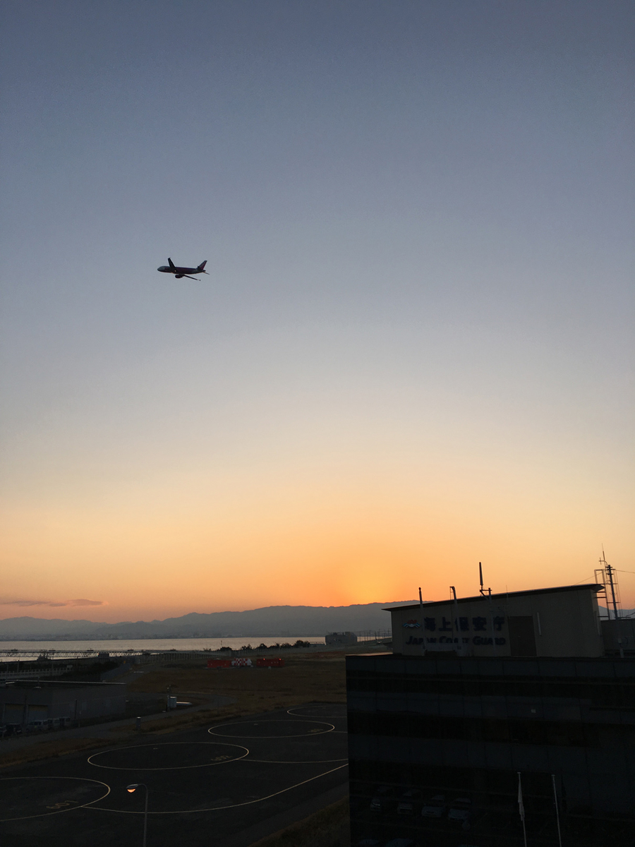 日の出前、関空からのフライトの様子