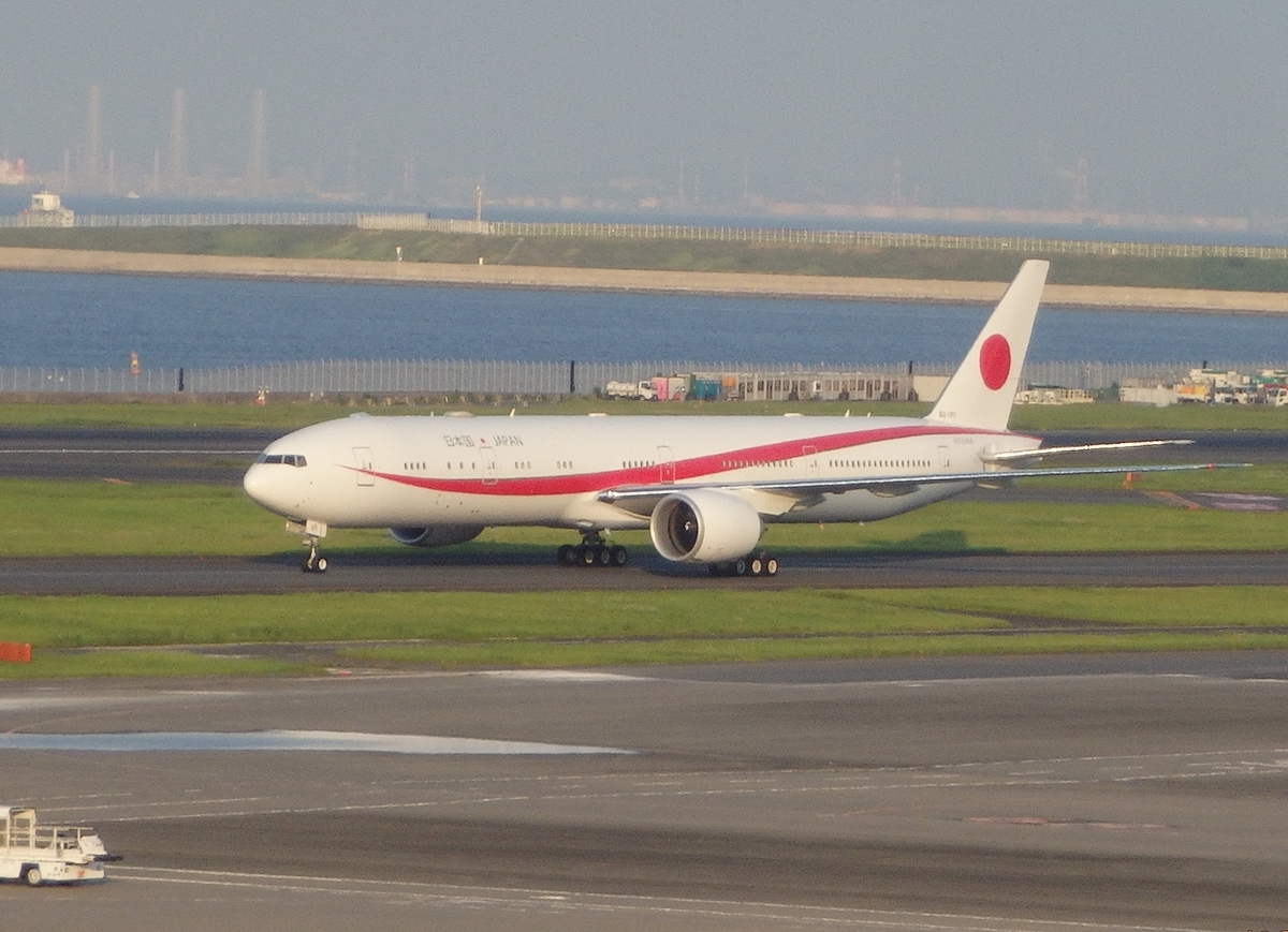 政府専用機、天皇皇后両陛下を乗せて羽田空港に到着 - 北穂高岳で