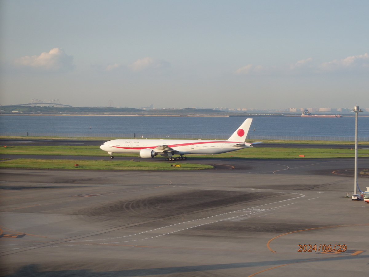 政府専用機、天皇皇后両陛下を乗せて羽田空港に到着 - 北穂高岳で
