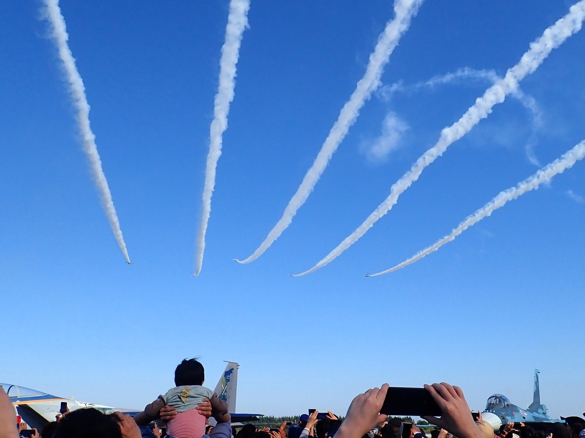ブルーインパルスが曲芸飛行を披露；2024年自衛隊入間基地航空祭に