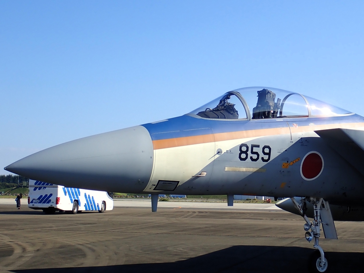 ブルーインパルスが曲芸飛行を披露；2024年自衛隊入間基地航空祭に