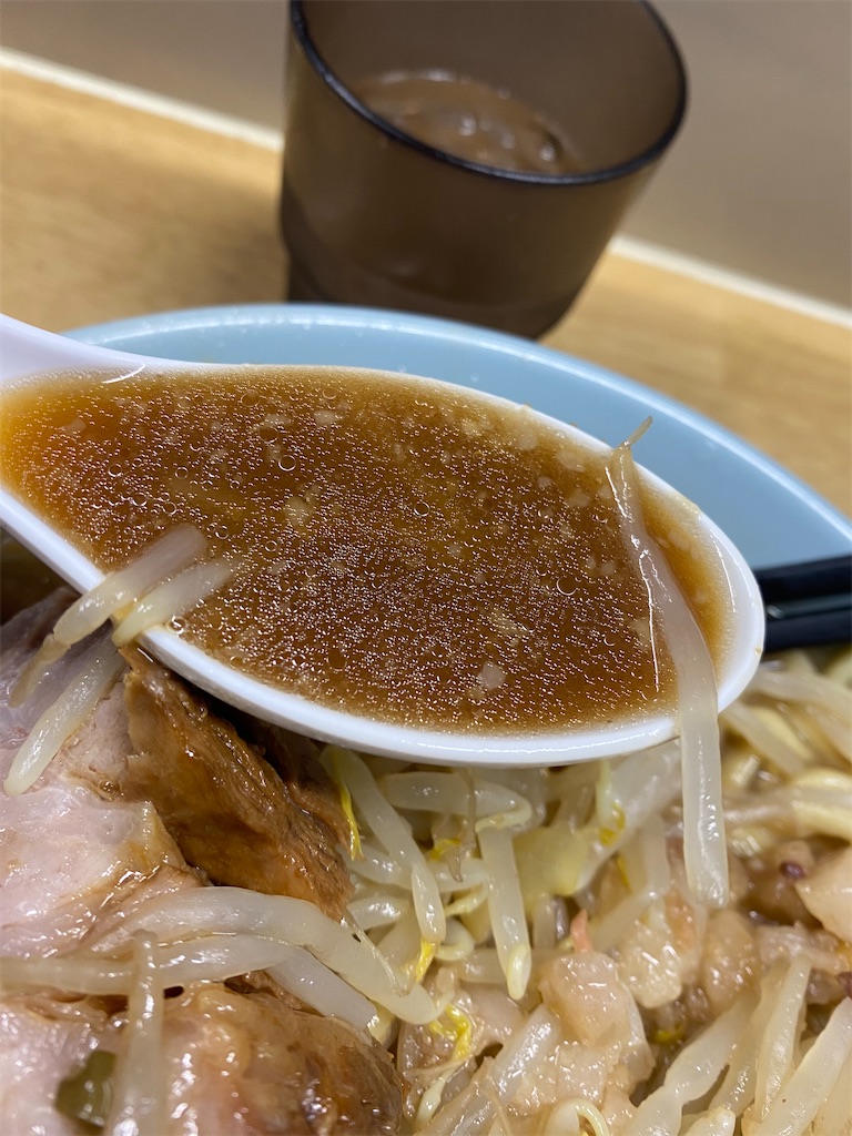 俺の生きる道白山店のラーメンのスープ