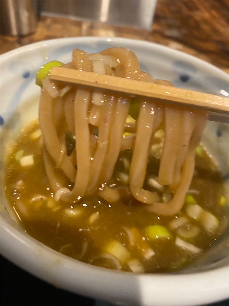 龍介つけ蕎麦のつけ汁に麺をつけた状態