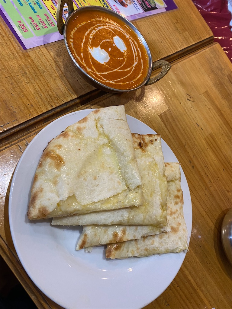 汐入のインドカレーLOTUSのチーズナン。トロトロチーズがたっぷり入ったナン。